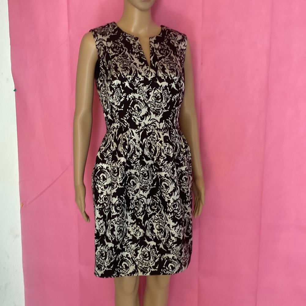 Halton heritage sleeveless dress with a v neck with floral design size 6
